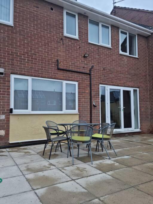 5 Bedroom House - Cheshire Oaks Ellesmere Port Bagian luar foto